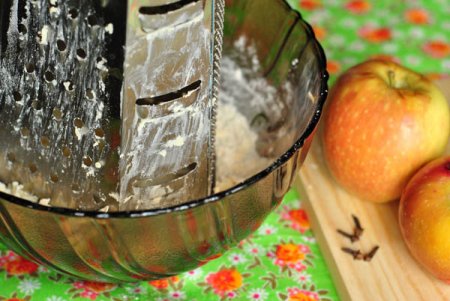 Яблочный пирог с медово-лимонным кремом