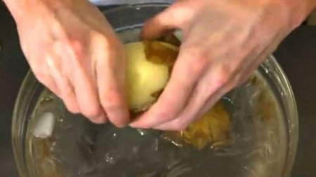 Как быстро и без ножа почистить картошку (видео)