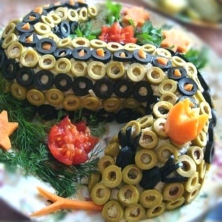 салат "Змея" с рисом,креветками и ананасом