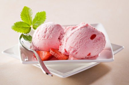 Клубничное мороженое (2 рецепта)