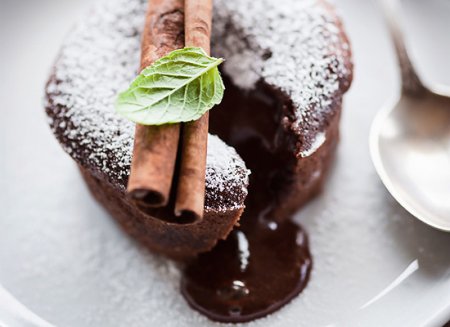 Десерт для соблазнительного ужина: шоколадный фондан