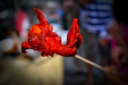 Филиппинский уличный деликатес - цыпленок-однодневка на палочке