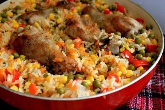 Курица с рисом и овощами по-каталонски. 