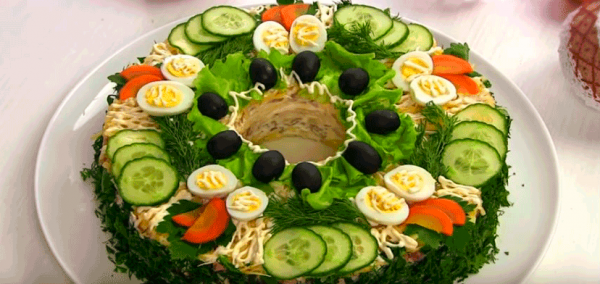 Очень вкусный слоеный салат с курицей и ветчиной украсит праздничный стол