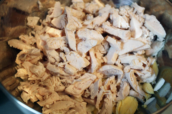 Оригинальный рецепт для праздничного стола: Куриный салат в творожных кольцах