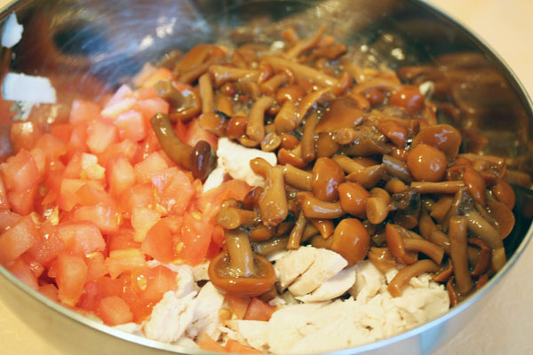 Оригинальный рецепт для праздничного стола: Куриный салат в творожных кольцах
