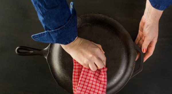 7 ошибок, которые можно по незнанию совершить с чугунной сковородой