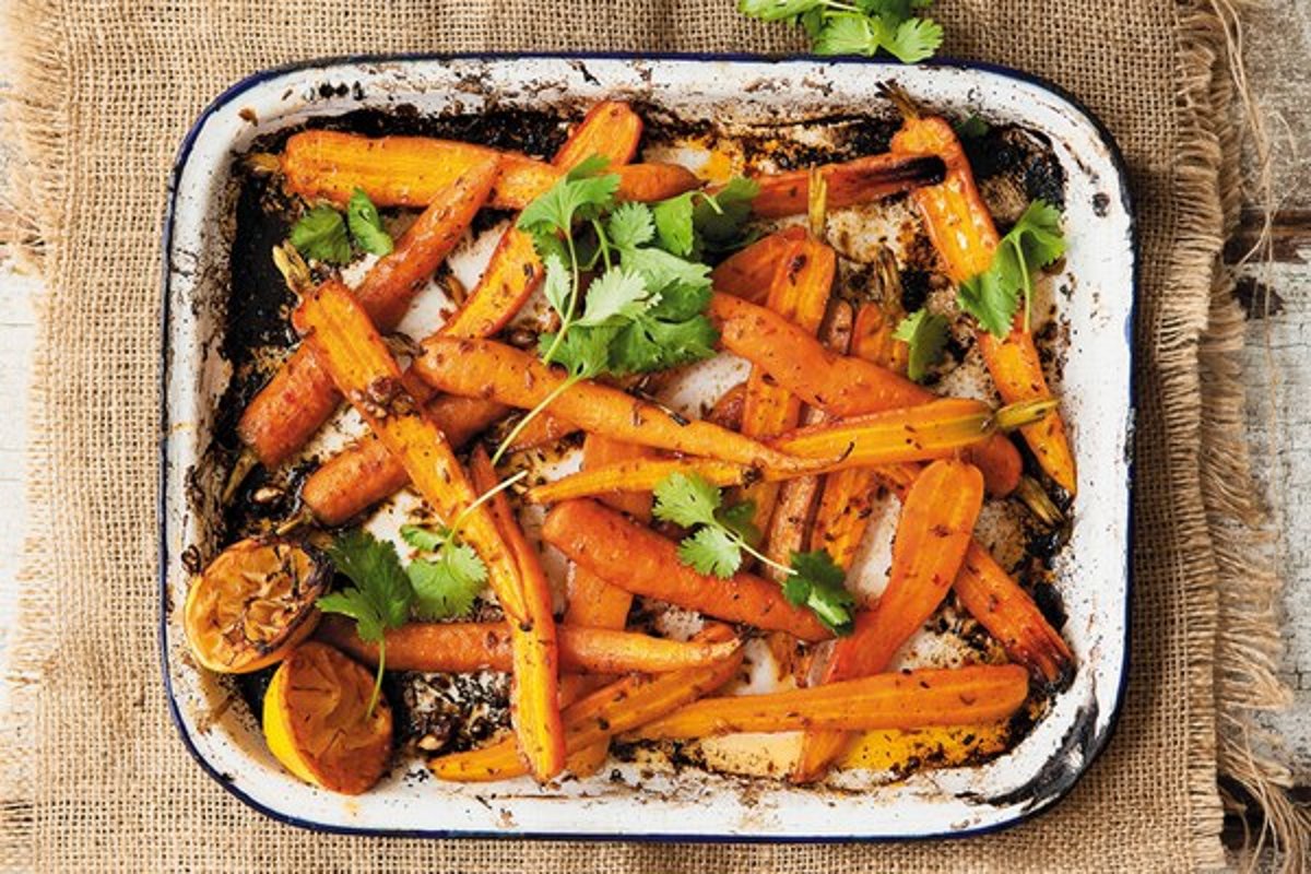 Печеная морковь. Морковь в духовке. Запеченная морковь в духовке. Печеная морковь в духовке. Гарнир морковь запеченная в духовке.