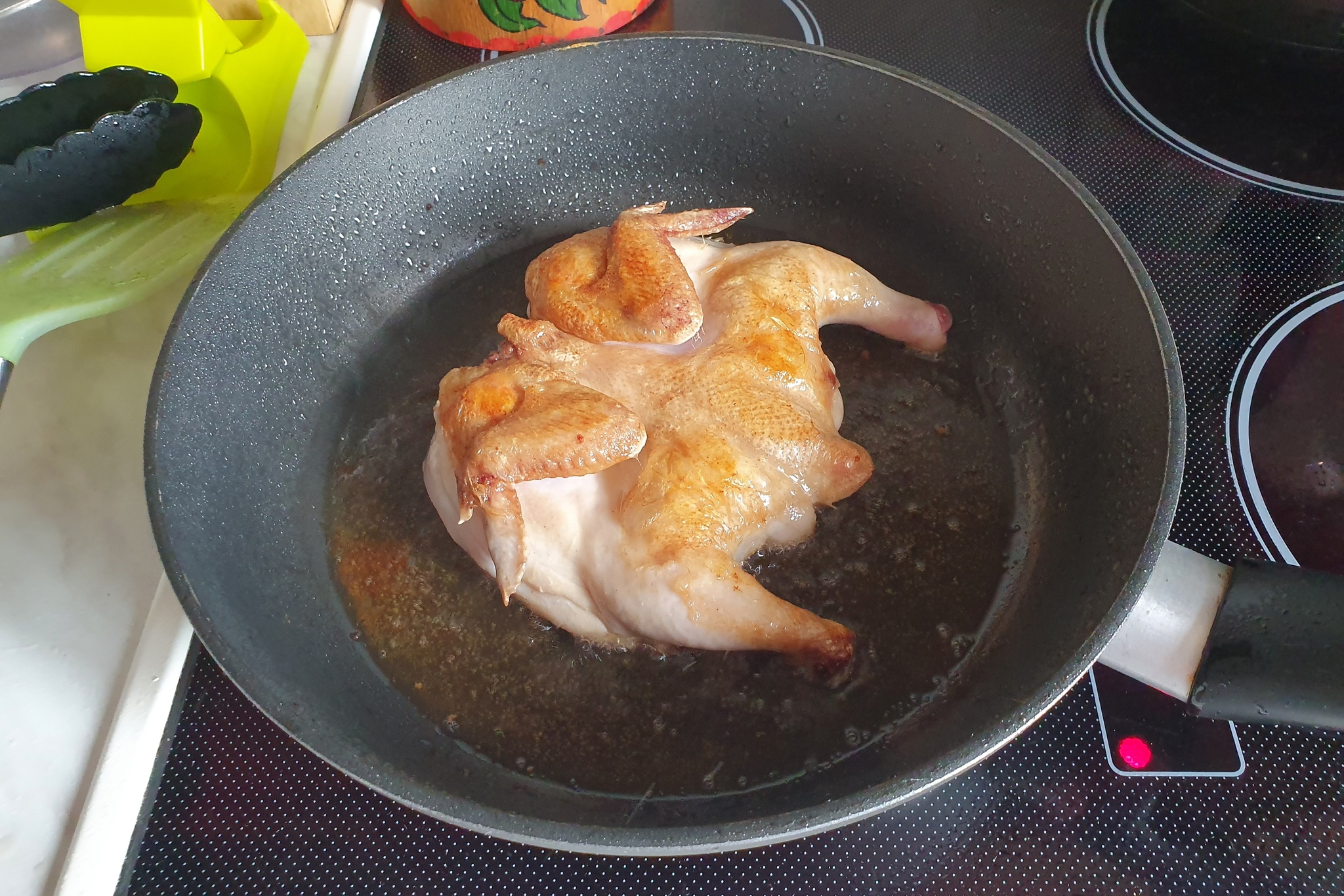 Цыпленок на сковороде
