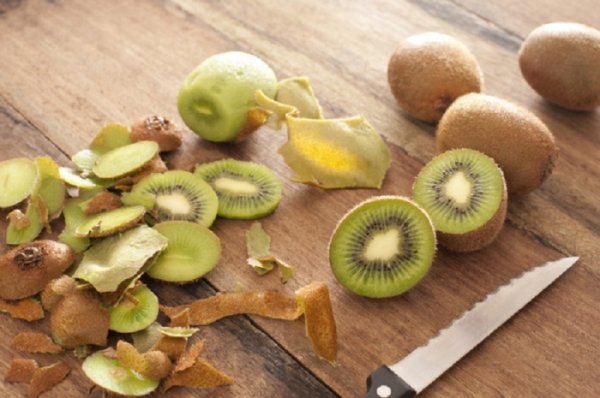 5 способов, как просто, быстро почистить киви и три рецепта с этим полезным фруктом