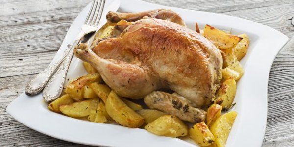 10 вариантов, как вкусно приготовить курицу с картошкой в духовке