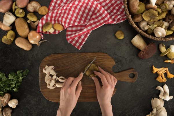 Свинина в кляре с грибами — идеальное блюдо к новогоднему столу