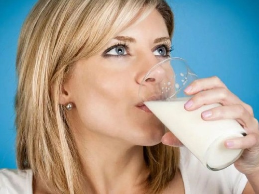 Диетолог пояснил, можно ли взрослым людям пить молоко
