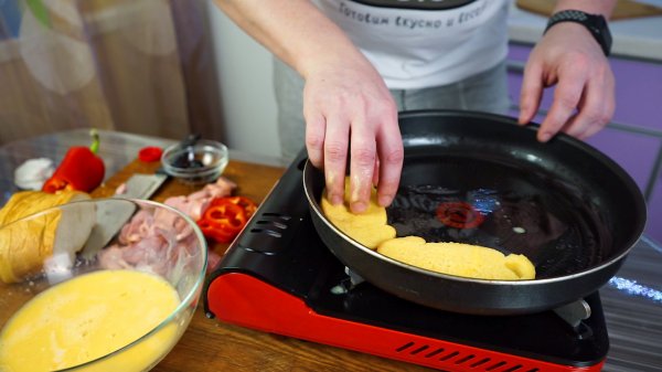 Как быстро приготовить "пиццу" из батона на сковороде. (Фоторецепт)