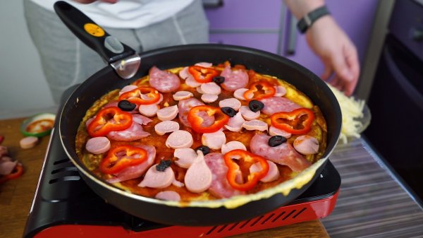 Как быстро приготовить "пиццу" из батона на сковороде. (Фоторецепт)