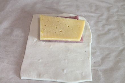 Слоеные пирожки с ветчиной и сыром