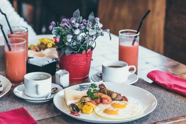 Идеальный завтрак: что есть, чтобы чувствовать себя бодро и не набирать вес? Разбираемся с экспертом по питанию