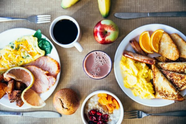 Идеальный завтрак: что есть, чтобы чувствовать себя бодро и не набирать вес? Разбираемся с экспертом по питанию
