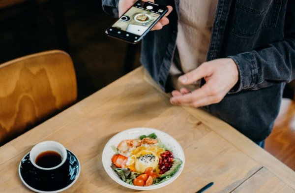 4 простых совета, как сделать фотографии еды на мобильном телефоне особенно аппетитными