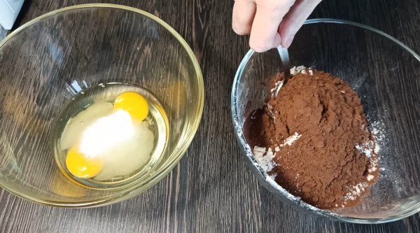Шоколадно-ванильный блинный торт с творогом и взбитыми сливками. (Фоторецепт)