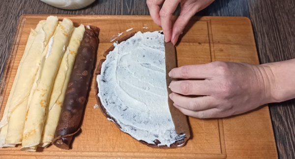 Шоколадно-ванильный блинный торт с творогом и взбитыми сливками. (Фоторецепт)