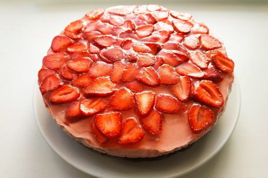 Торт с ягодно-сметанным слоем и желе со свежей клубникой. (фоторецепт)