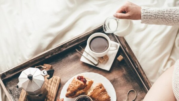 Почему нельзя завтракать круассаном и кофе: врачи рассказали о худших блюдах для завтрака