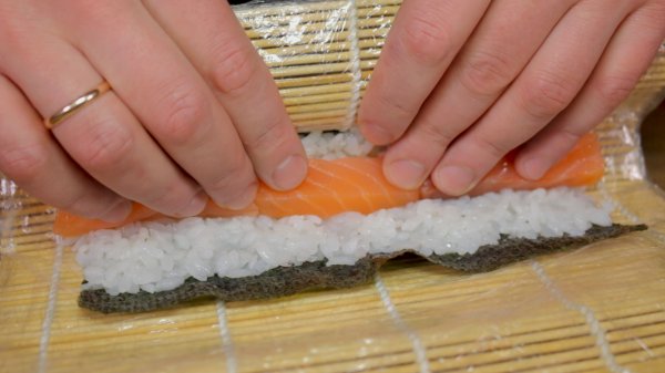 Маки роллы с лососем: Самые простые роллы в домашних условиях