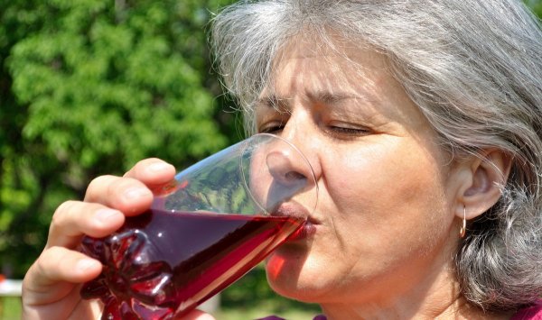 Медик советует лучший сок для пожилых 