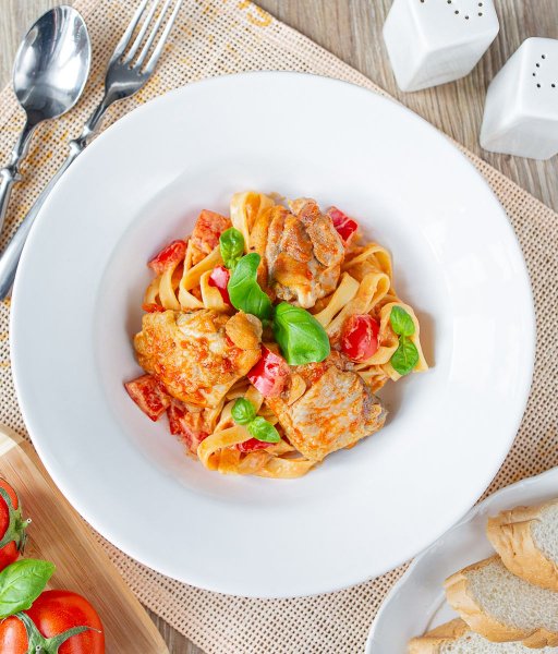 Паста с курицей и томатно-сливочным соусом Паста с курицей и томатно-сливочным соусом