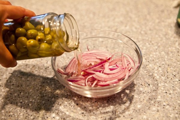 Маринованный лук и еще 7 способов, как использовать рассол из-под овощей по второму кругу Маринованный лук и еще 7 способов, как использовать рассол из-под овощей по второму кругу