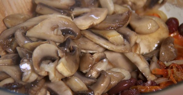 Салат с фасолью, грибами и овощами Салат с фасолью, грибами и овощами