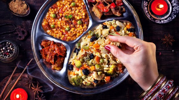 Гуляш, суши, драники: гид по вредным и полезным кухням мира Гуляш, суши, драники: гид по вредным и полезным кухням мира