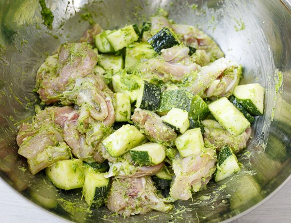 Курица с кабачками в маринаде из чесночных стрелок Курица с кабачками в маринаде из чесночных стрелок